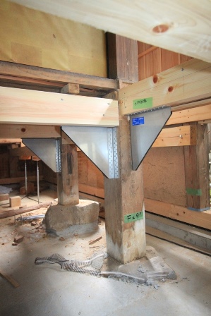 柱脚に取付く制震ダンパーの施工